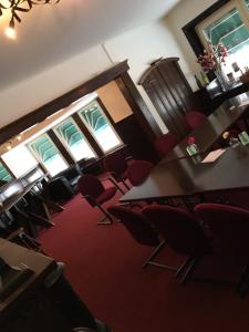 Stadshotel Ter Stege في أولدنزال: اطلالة علوية لغرفة بها طاولات وكراسي