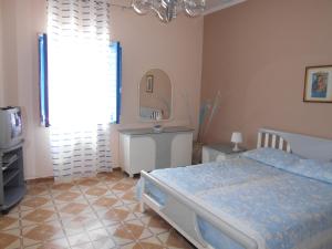 シラクーサにあるCasa Deli - Le Farfalle Bluのベッドルーム(ベッド1台、シンク、鏡付)