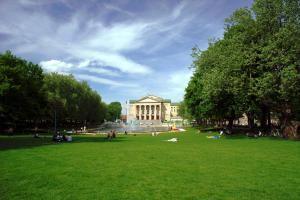 Vonkajšia záhrada v ubytovaní Opera Hostel