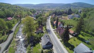 シフィエラドゥフ・ズドルイにあるDom nad Kwisąの道路と家屋のある村の空中風景