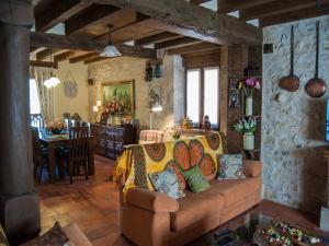 sala de estar con sofá y comedor en La Fuente del Pinar, en Valdesimonte