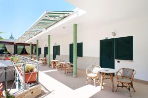 un patio con tavoli e sedie in un edificio di Hotel La Tramontana a San Domino