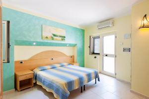 サン・ドミノにあるHotel La Tramontanaの青い壁のベッドルーム1室