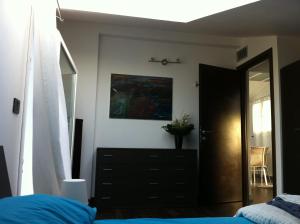 マルツァメミにあるCasa Mareaのベッドルーム1室(ベッド1台、ドレッサー、鏡付)