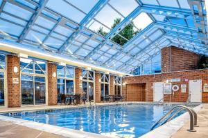 una gran piscina con techo de cristal en Hilton Vacation Club Varsity Club South Bend, IN, en South Bend