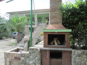 un horno de ladrillo frente a una casa en Joni Guest House en Batumi