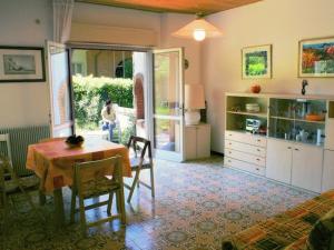 a living room with a table and a dining room at Lignano Riviera villa economica in Lignano Sabbiadoro