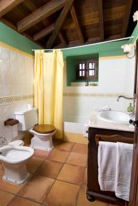 A bathroom at Casa Rural El Adelantado