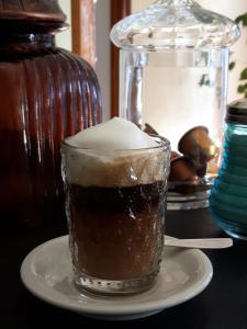 eine Tasse Kaffee auf einem Teller auf einem Tisch in der Unterkunft Hotel Gran Madryn in Puerto Madryn