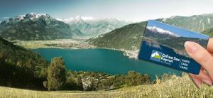 ręka trzymająca znak z widokiem na jezioro w obiekcie Appartement Schmiedhof w mieście Zell am See