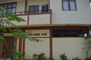 een gebouw met een bord met cm-glans uitzicht bij Sun Shine View in Maafushi