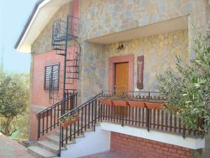 a building with a balcony with plants on it at Casale Il Gheppio in Laureana Cilento