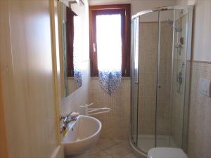 カステルサルドにあるAppartamento Sul Mareのバスルーム(シンク、シャワー、トイレ付)