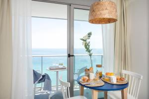 a dining room with a table and a view of the ocean at Pierre & Vacances Blanes Playa in Blanes