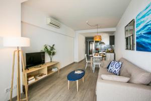 un salon avec un canapé et une table dans l'établissement Pierre & Vacances Blanes Playa, à Blanes 33 autres photos