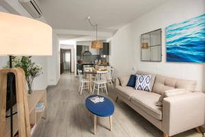un salon avec un canapé et une table dans l'établissement Pierre & Vacances Blanes Playa, à Blanes