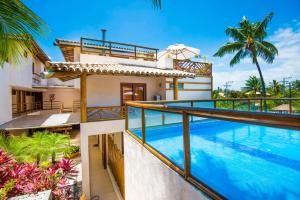an aerial view of a house with a swimming pool at Duplex com hidromassagem - Praia do Forte in Praia do Forte
