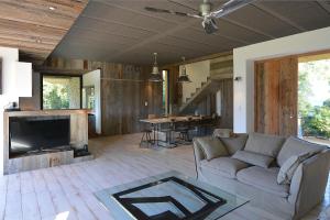 Una sala de estar con un sofá y una chimenea. en Les lofts de palombaggia, en Porto Vecchio