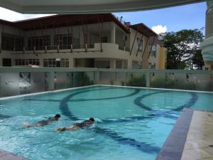 Bazén v ubytování Tagaytay Staycation by Naya and Darla w Free Swimming Pool, WiFi & Netflix nebo v jeho okolí