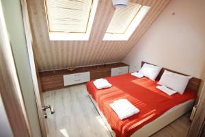 Postel nebo postele na pokoji v ubytování Lilly Apartments + 24 fotografií