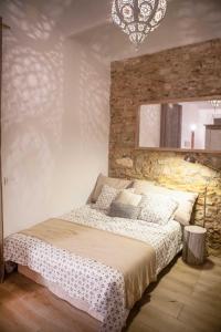 タリファにある2 - LA ESQUINA AZUL de TARIFA - ENJOY TARIFAの石壁のベッドルーム1室