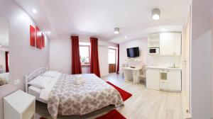 Postel nebo postele na pokoji v ubytování Basseynaya Apart Hotel