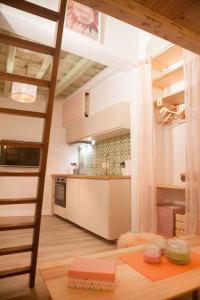 eine Küche mit einem Hochbett in einem Zimmer in der Unterkunft 3 - EL ESCONDITE ROSA de TARIFA- ENJOY TARIFA in Tarifa