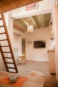 ein Wohnzimmer mit einer Treppe und eine Küche in der Unterkunft 3 - EL ESCONDITE ROSA de TARIFA- ENJOY TARIFA in Tarifa