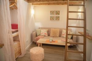 ein Wohnzimmer mit einem Sofa und einem Etagenbett in der Unterkunft 3 - EL ESCONDITE ROSA de TARIFA- ENJOY TARIFA in Tarifa