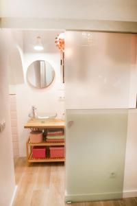 ein Bad mit einem Waschbecken und einem Spiegel in der Unterkunft 3 - EL ESCONDITE ROSA de TARIFA- ENJOY TARIFA in Tarifa