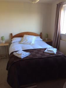 um quarto com uma cama com duas toalhas em The Old School B&B em Shawbury