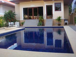 Bazén v ubytování Majestic Villas Phuket nebo v jeho okolí
