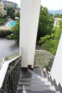a stairway leading to a pool on a building at Casa Vacanze Il Postino in SantʼAgata sui Due Golfi