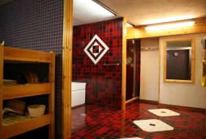 baño con una pared de azulejos rojos en Residence Riposo, en Colfosco 95 fotos más