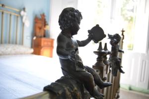 Eine Statue eines kleinen Jungen, der mit einem Schach spielt. in der Unterkunft Inn Liberty in Giarre