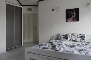 una camera da letto con un letto e un dipinto sul muro di Hotel Scorpion a Kruševo