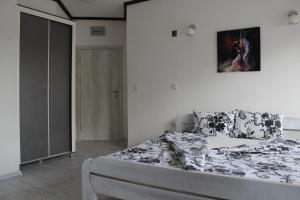 a bedroom with a bed and a painting on the wall at Hotel Scorpion in Kru&scaron;evo