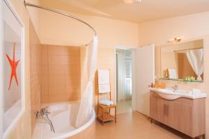 Ванна кімната в Skales Villas