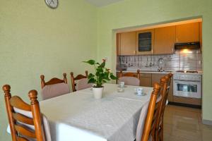 Kuchyňa alebo kuchynka v ubytovaní Apartmani Šime