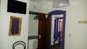 Televiisor ja/või meelelahutuskeskus majutusasutuses Casa da Ruth Pousada