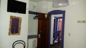 Televisyen dan/atau pusat hiburan di Casa da Ruth Pousada