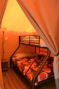 Postel nebo postele na pokoji v ubytování Camping le Mas de Riri
