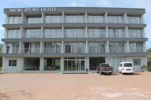 a hotel with two cars parked in front of it at Mori Sport Hotel in Eskipazar