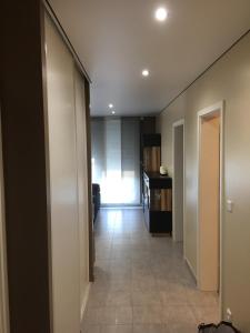 um corredor vazio com um corredor que leva a um quarto em Appartement des trois frontières em Apach