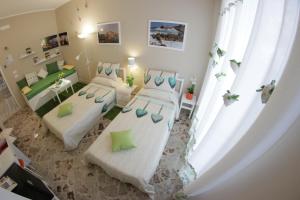 Piccola camera con 2 letti e un divano. di Dimora Pascali Holiday - " Home & Relax " a Polignano a Mare