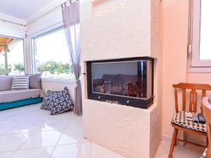 TV a/nebo společenská místnost v ubytování Ktima Anatoli Luxury Resort Residences