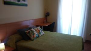 A bed or beds in a room at Hostal Sant Roc