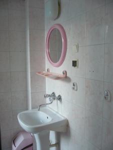 łazienka z umywalką i lustrem na ścianie w obiekcie Karet Obiekt Hotelowy w mieście Skoczów