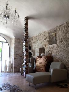un soggiorno con divano e lampadario pendente di Pietrefitte a Ostuni