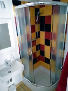 La salle de bains est pourvue d'une douche et d'un lavabo. dans l'établissement Tiny house with a big heart, à Postojna